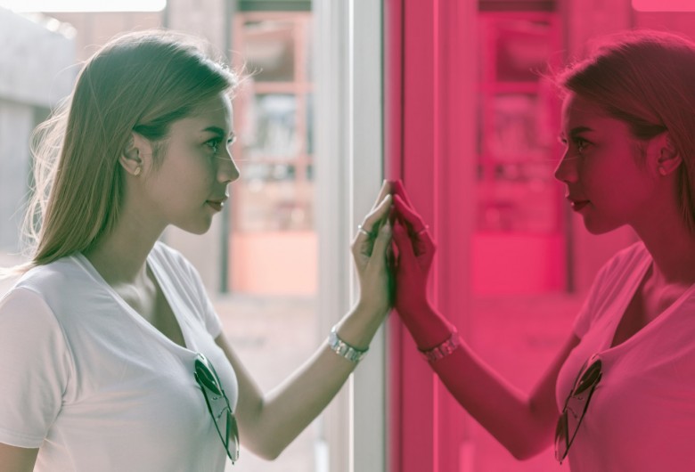 Red one-way mirror MIR502